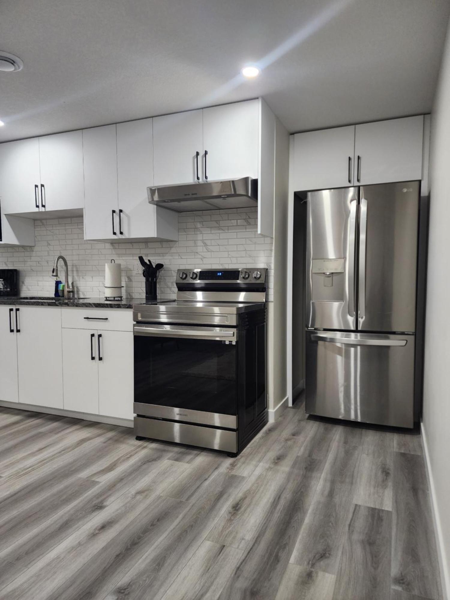 דירות YYC Trendy 2-Bed Oasis Awaits! מראה חיצוני תמונה