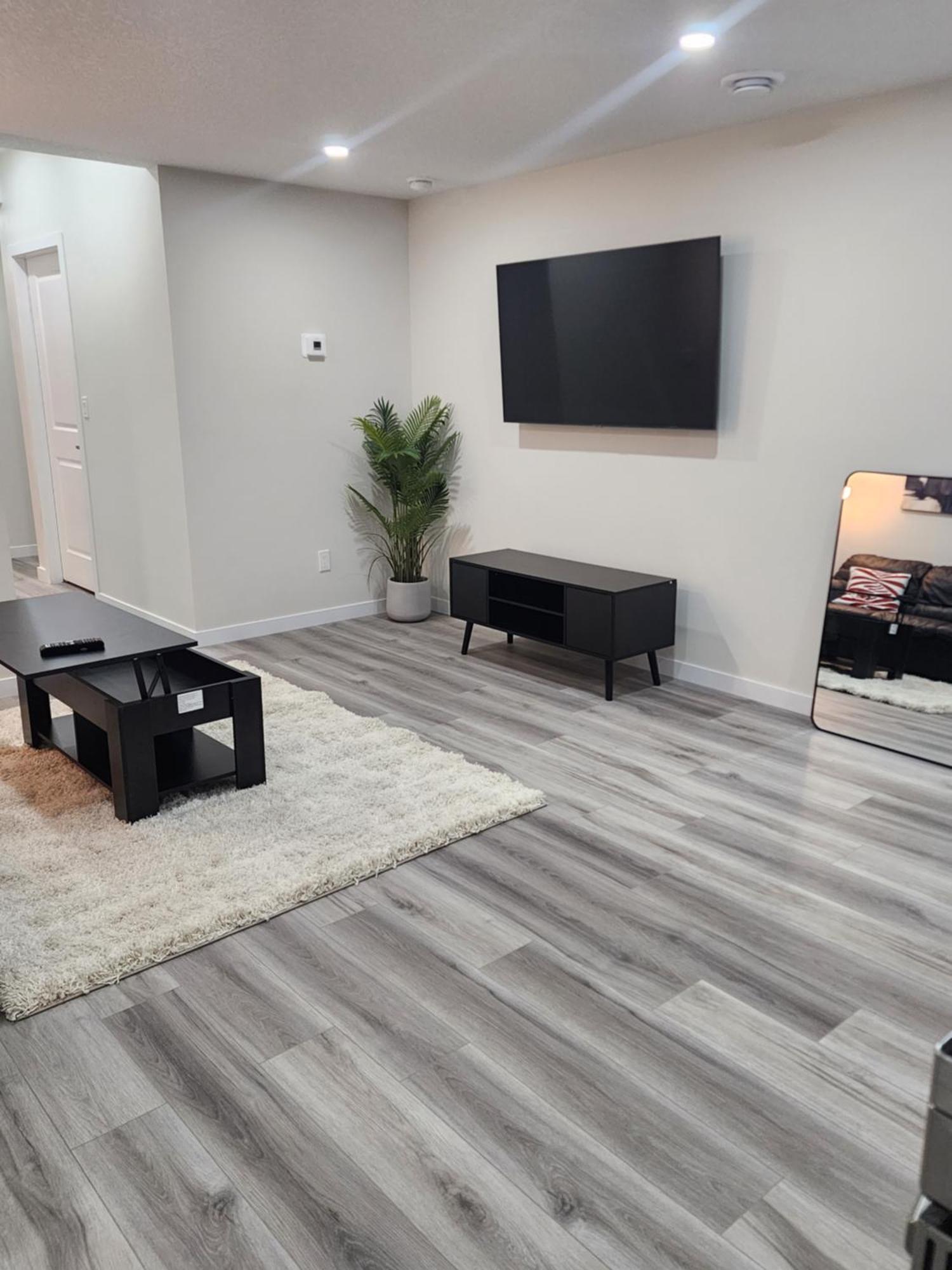 דירות YYC Trendy 2-Bed Oasis Awaits! מראה חיצוני תמונה