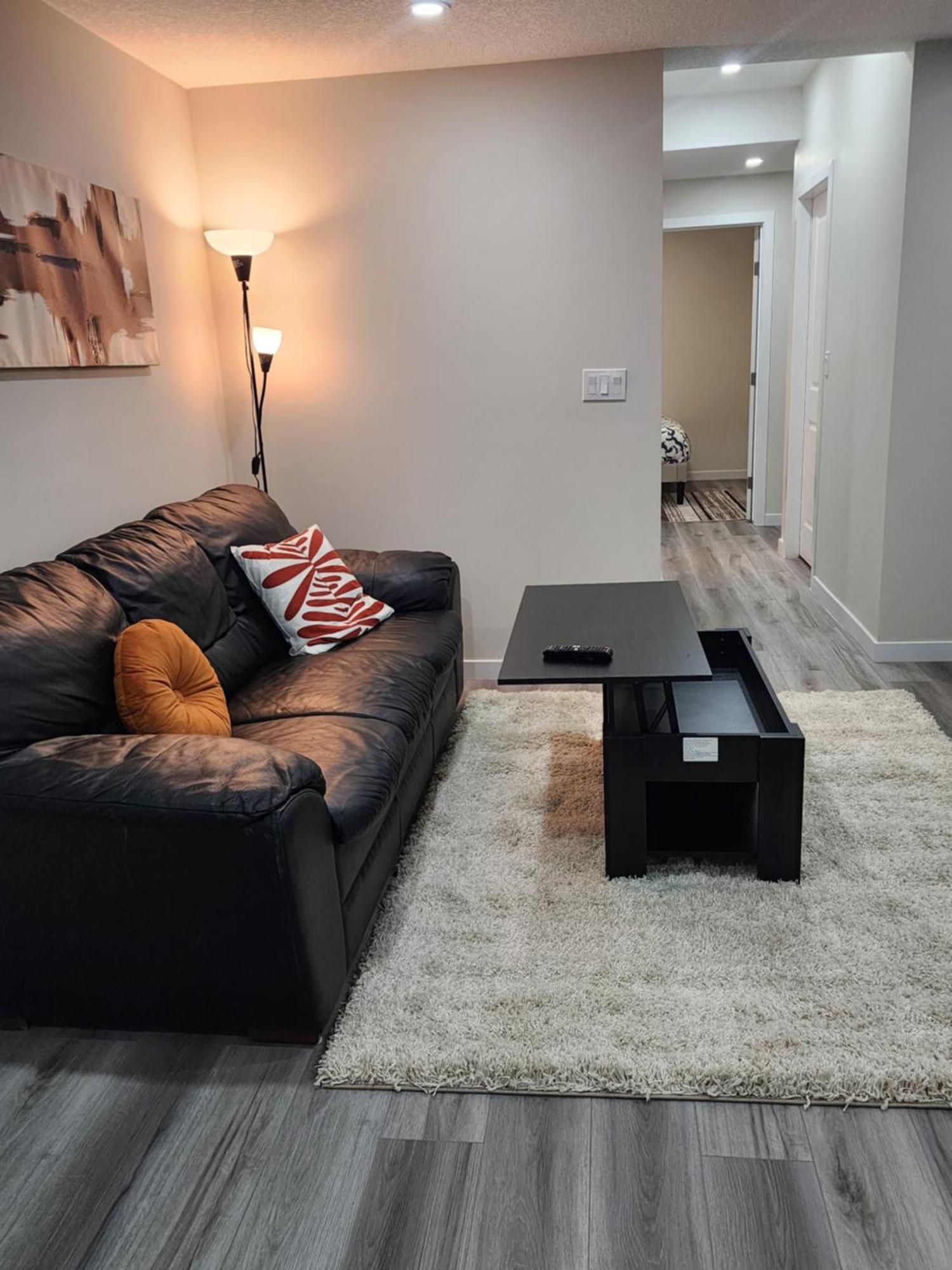 דירות YYC Trendy 2-Bed Oasis Awaits! מראה חיצוני תמונה